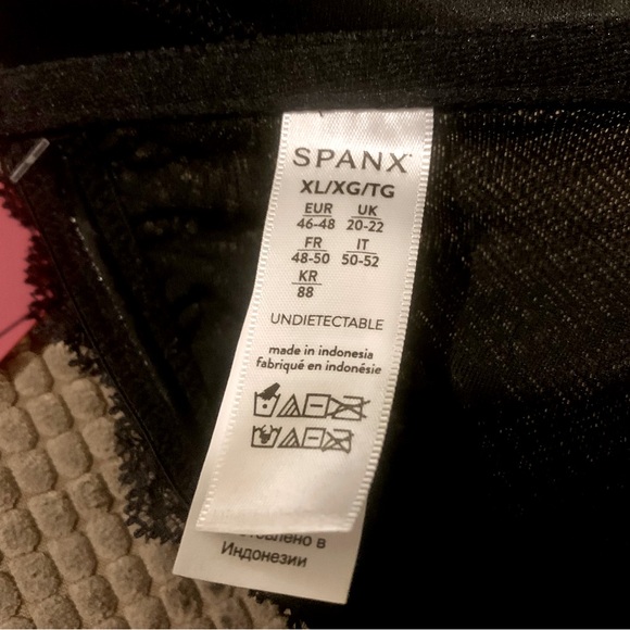 NWT. SPANX Undie-tectable® bandeau bra. Size XL. Black. - Picture 4 of 6